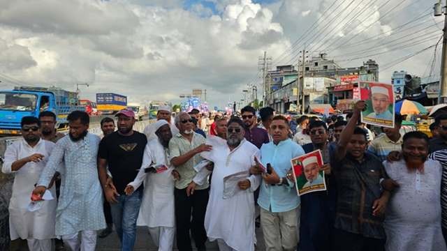 তারেক রহমানের ৩১ দফা বাস্তবায়নে সোনারগাঁয়ে শ্রমিক দলের শোডাউন ও লিফলেট বিতরণ