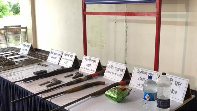 যৌথ বাহিনীর অভিযানে টেকনাফে অস্ত্র ও মাদকসহ অপহৃত যুবক উদ্ধার